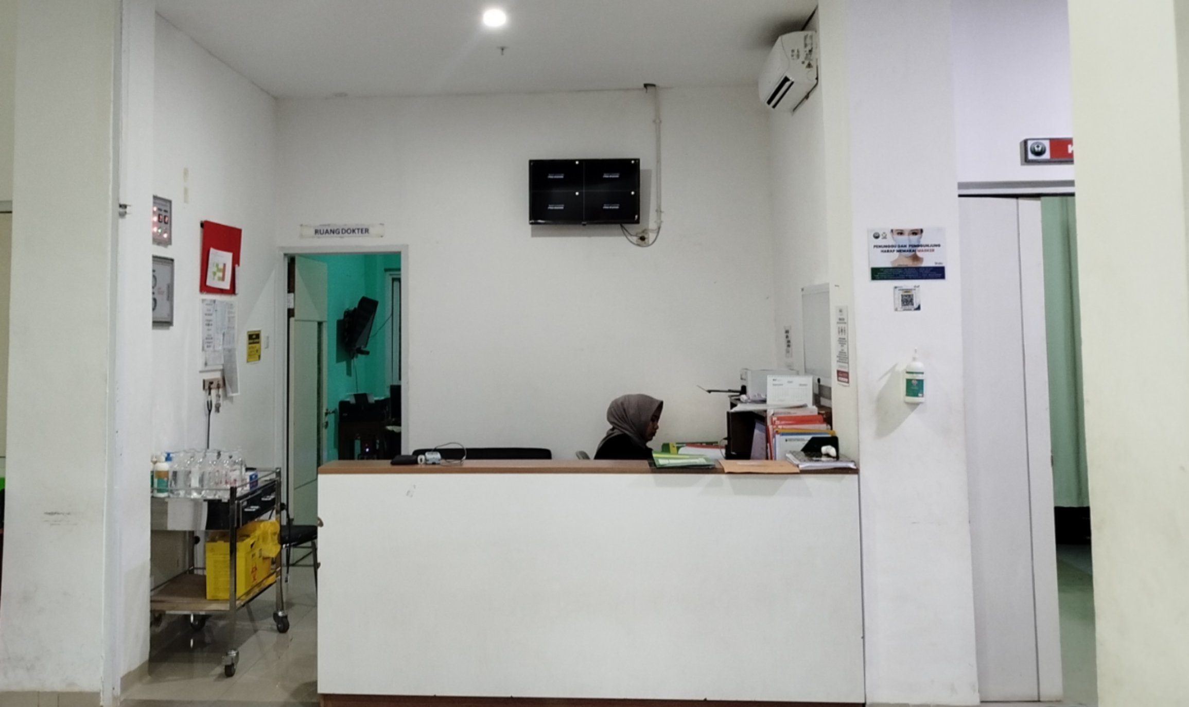 Petugas RSUD Sayang Cianjur di ruang Dahlia 3 tempat korban tersetrum listrik dirawat.
