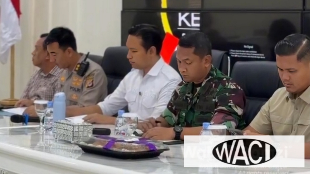 Forkopimda Cianjur dan pejabat Pemkab menghadiri rapat koordinasi membahas dapur MBG tanpa sertifikat dan kasus keracunan makanan.