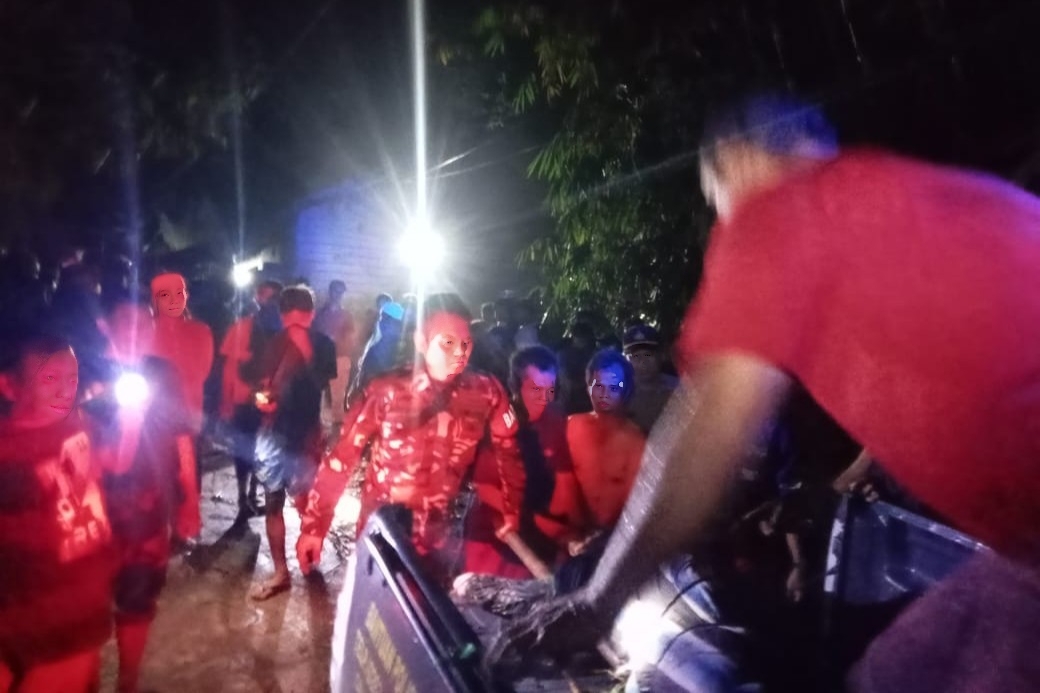 Evakuasi mayat perempuan dari aliran Sungai Cibinong oleh polisi Cilaku.