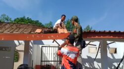 Gotong Royong Warga Selamatkan Sekolah Pasca Kebakaran