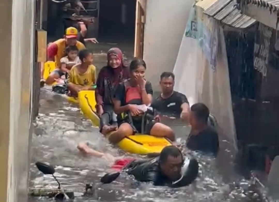 Basarnas Evakuasi Warga Terjebak Banjir Bali (10/09/2025).