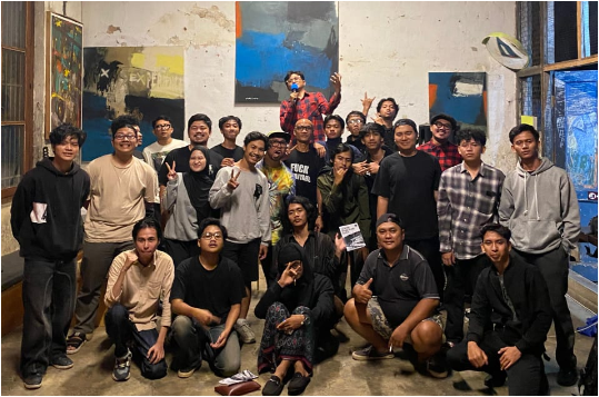 Teks: Peserta acara Bertukar Nada Bertukar Isi Kepala berfoto bersama usai diskusi politik dan penampilan musik perlawanan di Kilometer 95 Kopi, Cianjur.