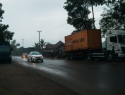 Warga Geram: Parkir Tronton Bikin Jalan Sukaluyu Jadi Jalur Maut
