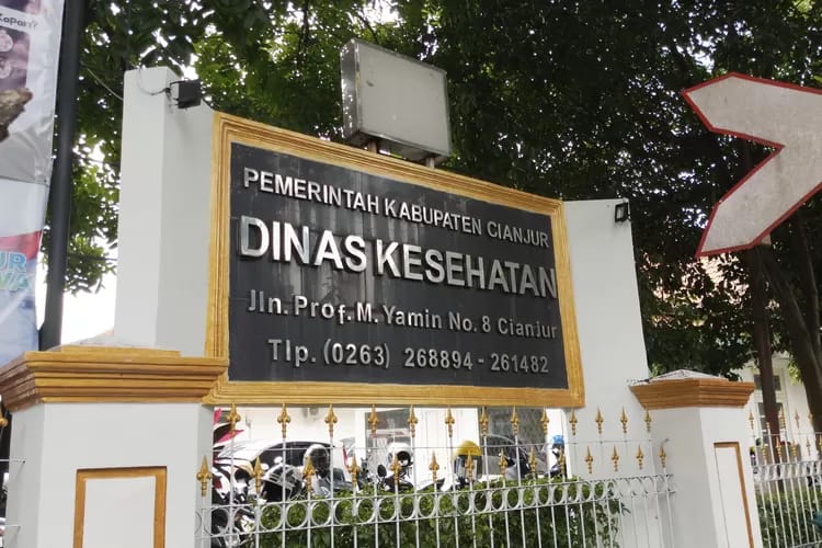 Teks: Tampak papan nama Dinas Kesehatan Kabupaten Cianjur di Jalan Prof. M. Yamin, yang kini disorot terkait audit dana BOK di 46 puskesmas.