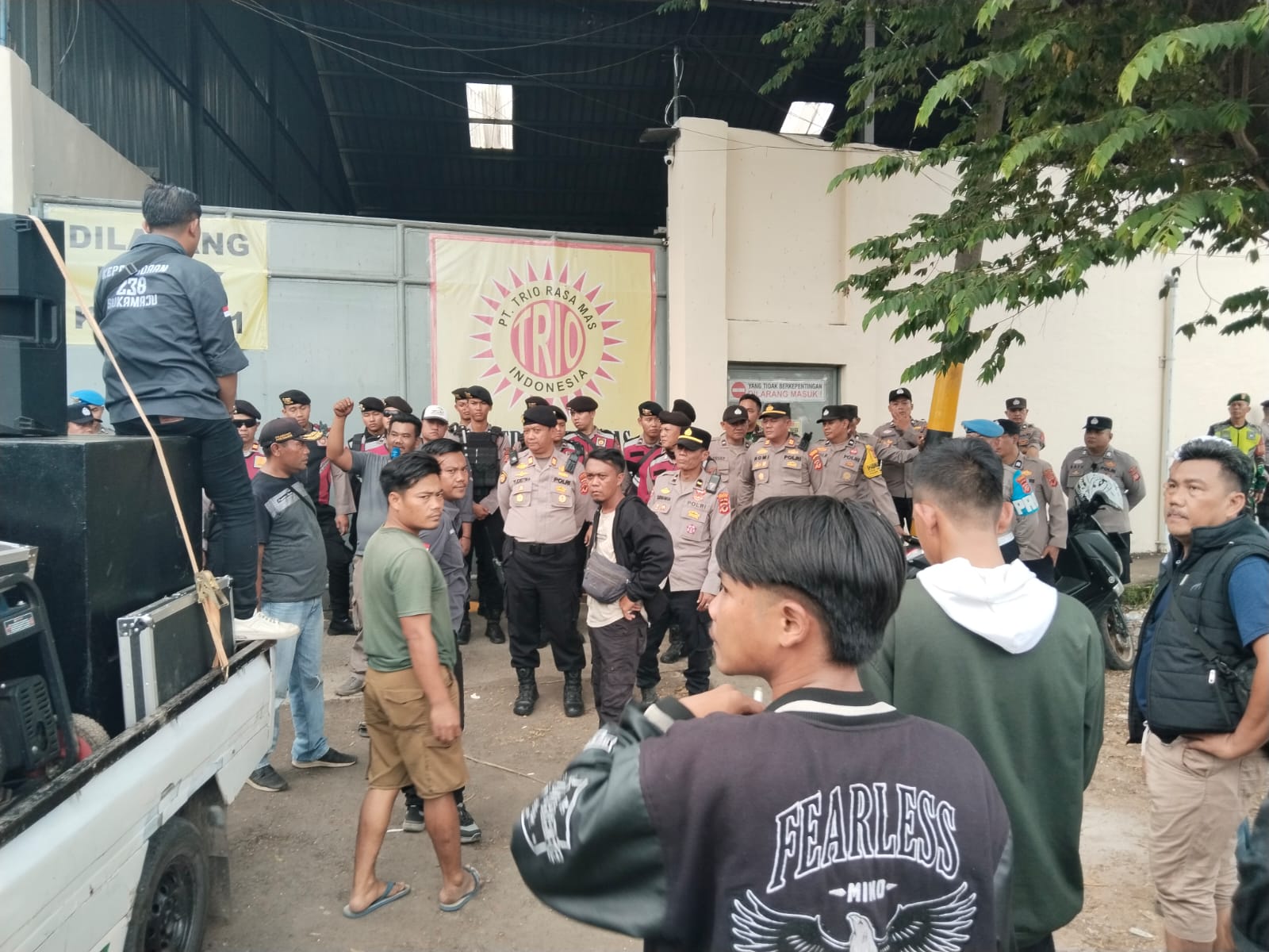 Massa aksi ricuh di depan PT Trio Food Haurwangi, Cianjur, menuntut hak pekerja dan izin BPOM.