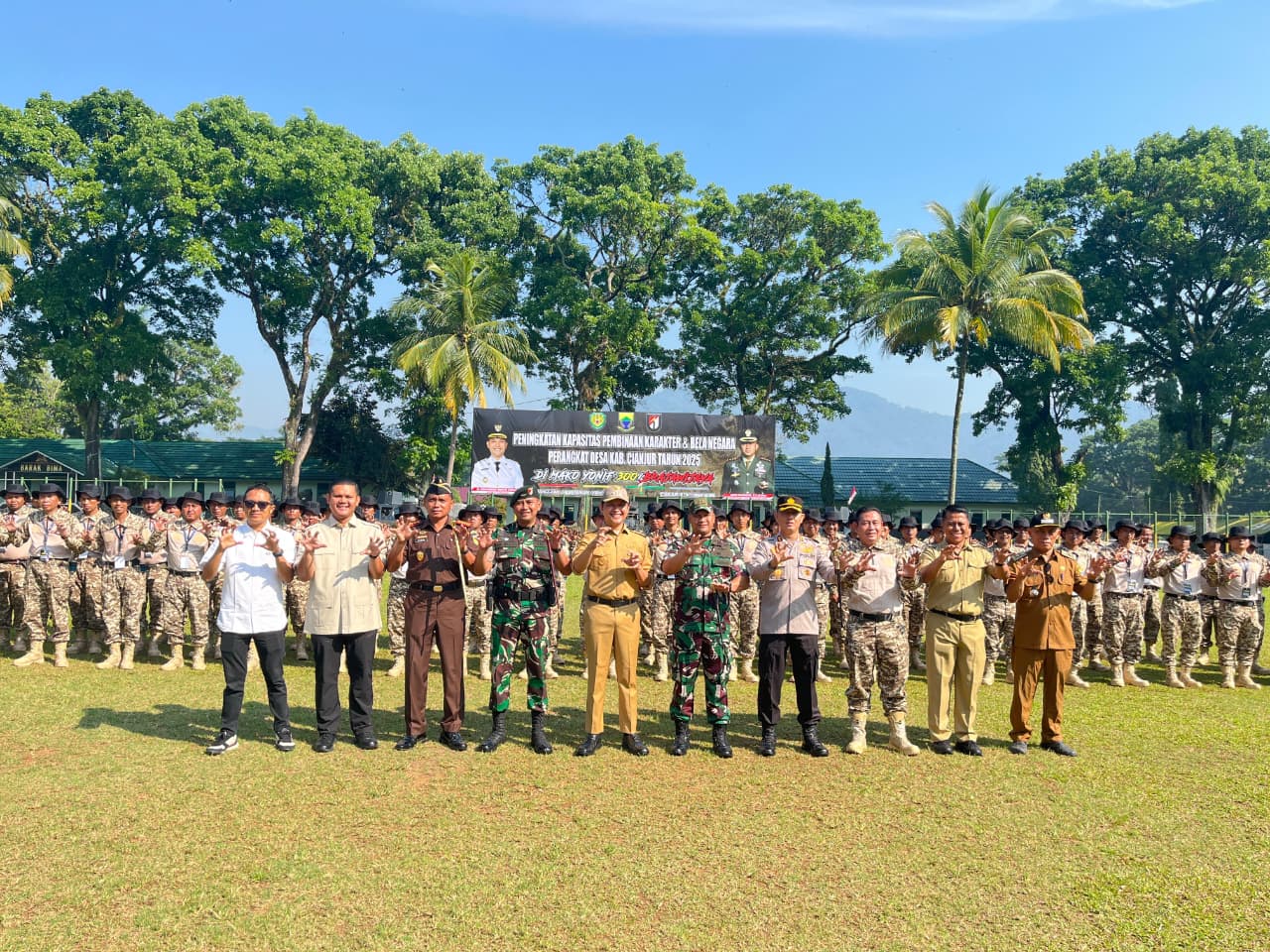 Bupati Cianjur membuka kegiatan pembinaan karakter dan bela negara bagi kepala desa dan perangkat desa di Yonif 300/Brajawijaya.