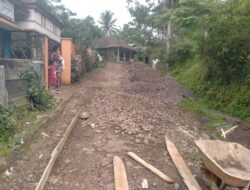Pembangunan Jalan Tanpa Papan Proyek di Desa Wargasari Dipertanyakan Warga