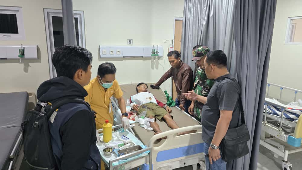 Teks: Korban penembakan jalur alternatif Cianjur–Jonggol dirawat di RSUD dr. Hafidz Cianjur, tampak polisi dan tenaga medis melakukan pemeriksaan.