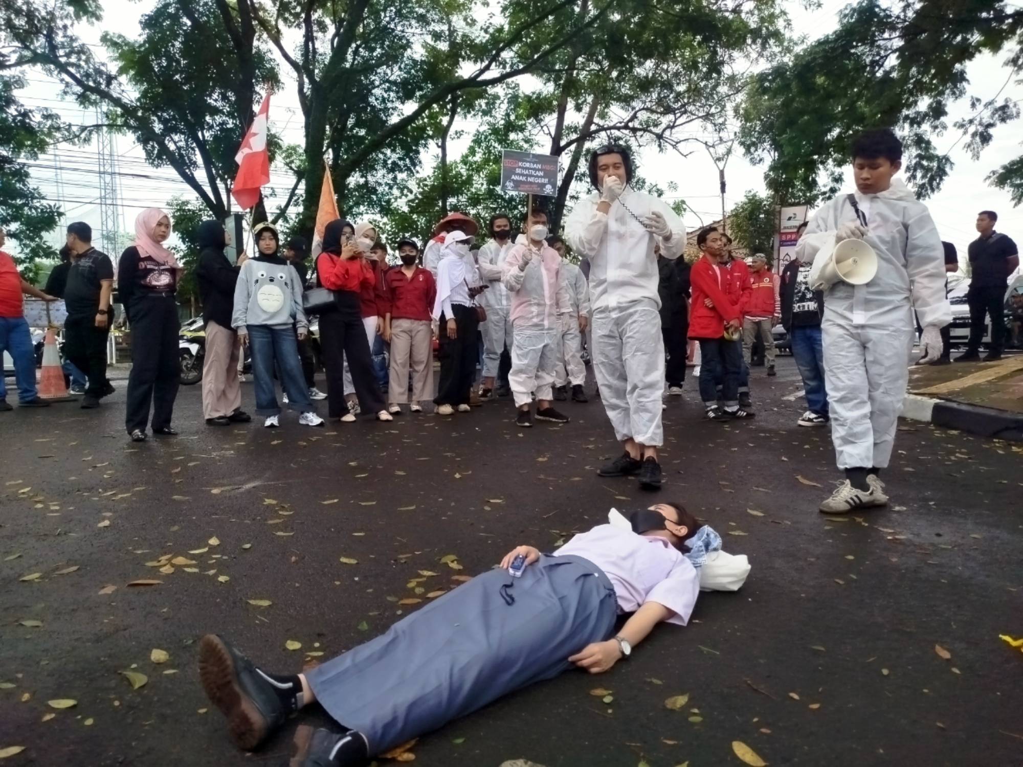 Aksi unjuk rasa GMNI Cianjur di depan DPRD dengan teatrikal siswa pingsan akibat keracunan makanan bergizi gratis.