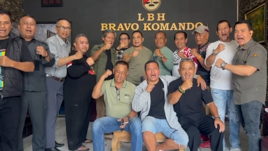 Anggota BAROEDAK BARETO berpose bersama di LBH Bravo Komando setelah menyuarakan desakan agar Pemerintah Kabupaten Cianjur menepati janji politik pro rakyat dalam APBD 2026.