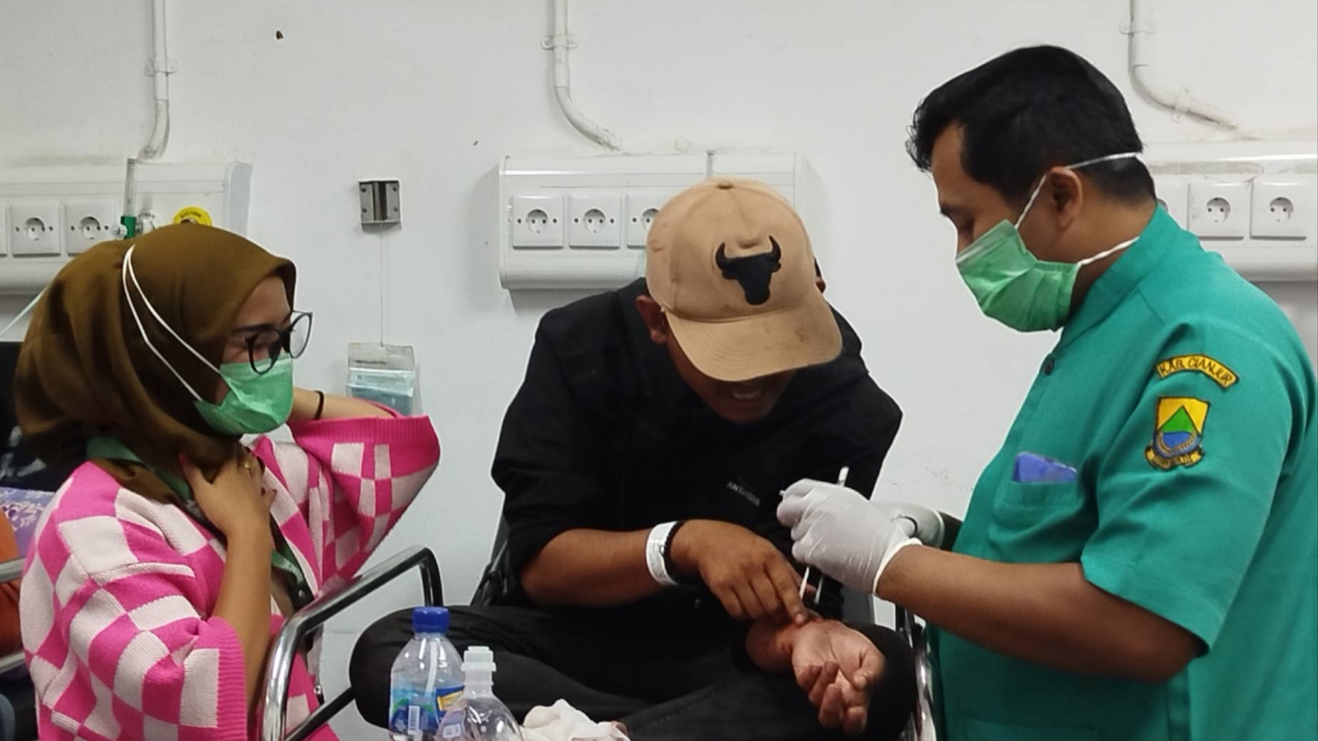 Teks: Petugas medis RSUD Sayang Cianjur melakukan perawatan terhadap pria korban luka bacok di tangan akibat penyerangan di Rancagoong, Warungkondang.