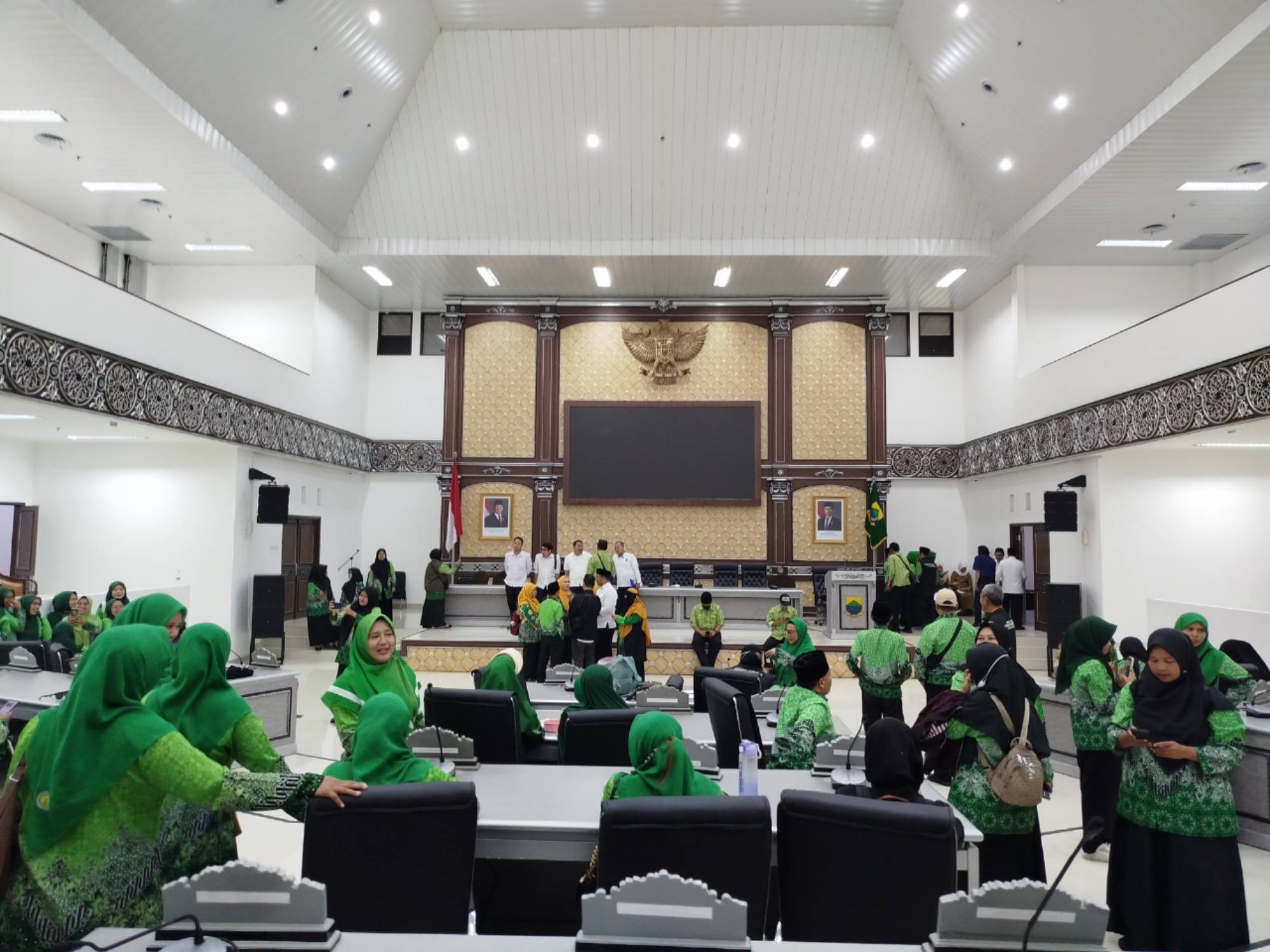 Ribuan guru madrasah PGMI Cianjur mengenakan busana hijau memenuhi ruang sidang DPRD Cianjur dalam aksi damai menuntut keadilan pengangkatan P3K.