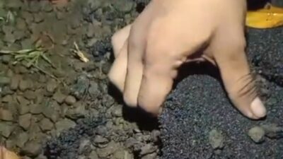 Warga Desa Hegarmanah Temukan Aspal Keropos Pada Pengerjaan Jalan Banprov 