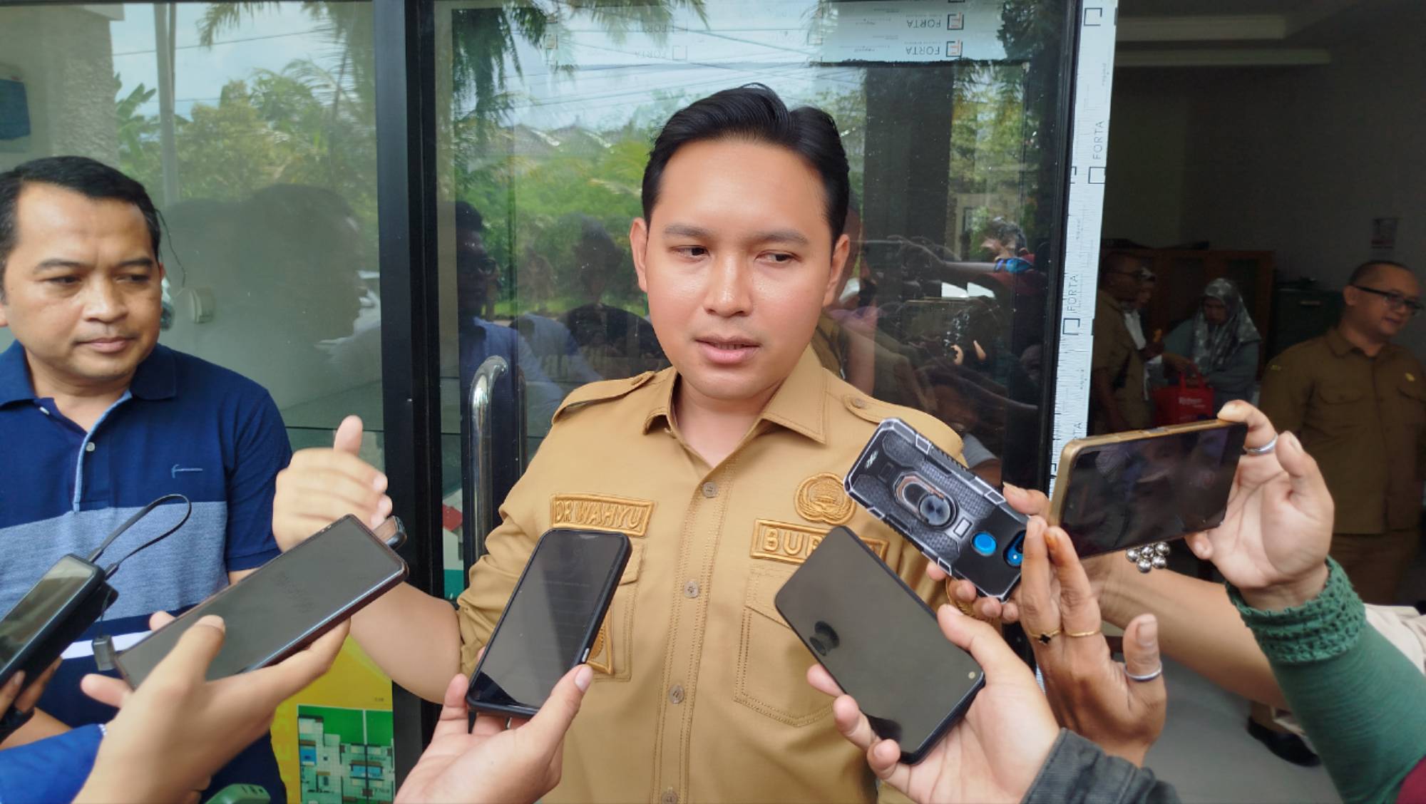 Teks: Bupati Cianjur Mohammad Wahyu Ferdian diwawancarai wartawan terkait penanganan longsor di kawasan sempadan sungai yang menjadi tanggung jawab developer.