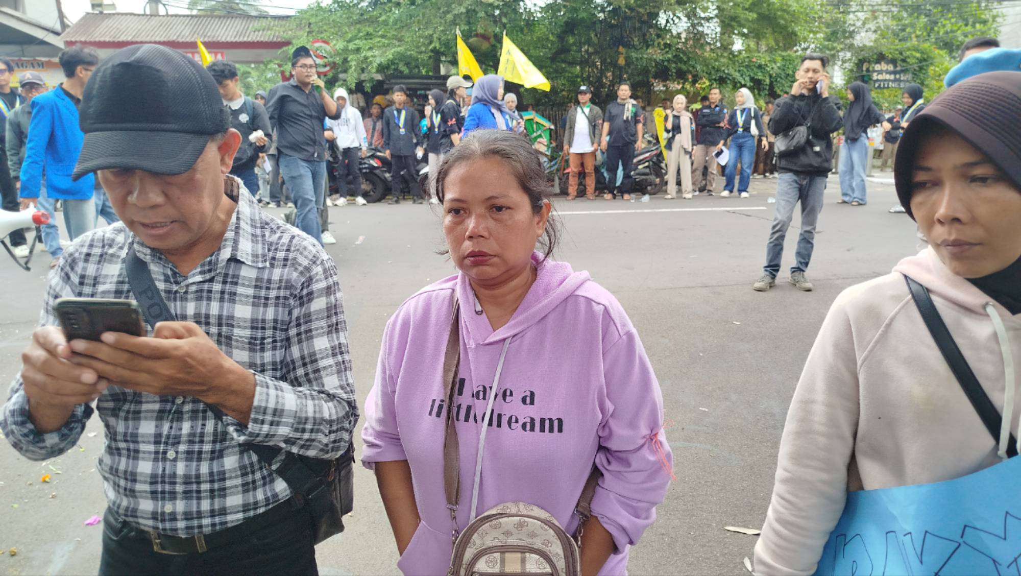 Teks: Euis Sumarni, korban pergeseran tanah asal Desa Wargasari, menghadiri aksi desakan penyaluran Dana Tunggu Hunian di depan Kantor Bupati Cianjur.