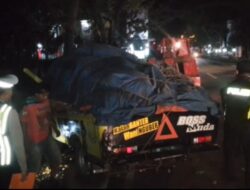 Mobil Pikap di Jalan Raya Bandung Nabrak Pohon, Sopir Diduga Ngantuk 