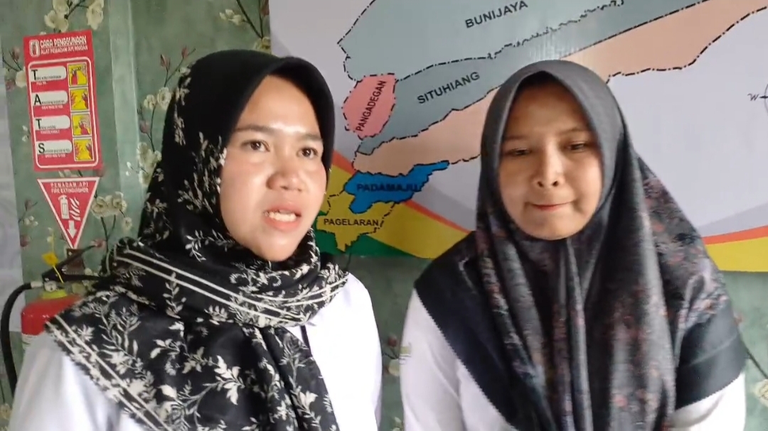 Teks: Dua bidan Desa Situhiang, Kecamatan Pagelaran, Cianjur, menceritakan aksi mereka menandu ibu hamil di jalan rusak akibat longsor.