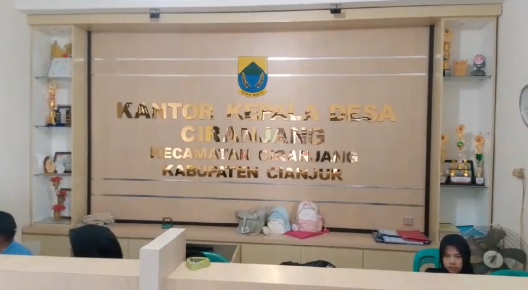 Warga Desa Ciranjang, Yani Arliani, dalam video meminta perbaikan data kependudukan setelah dirinya dinyatakan meninggal secara administratif.