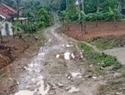 Tak Kunjung Diperbaiki, Jalan di Desa Sirnagalih Jadi Mimpi Buruk Warga Setiap Musim Hujan