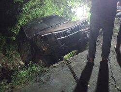 Hendak Parkir, Mobil Minibus Malah Terperosok ke Jurang Parakantugu