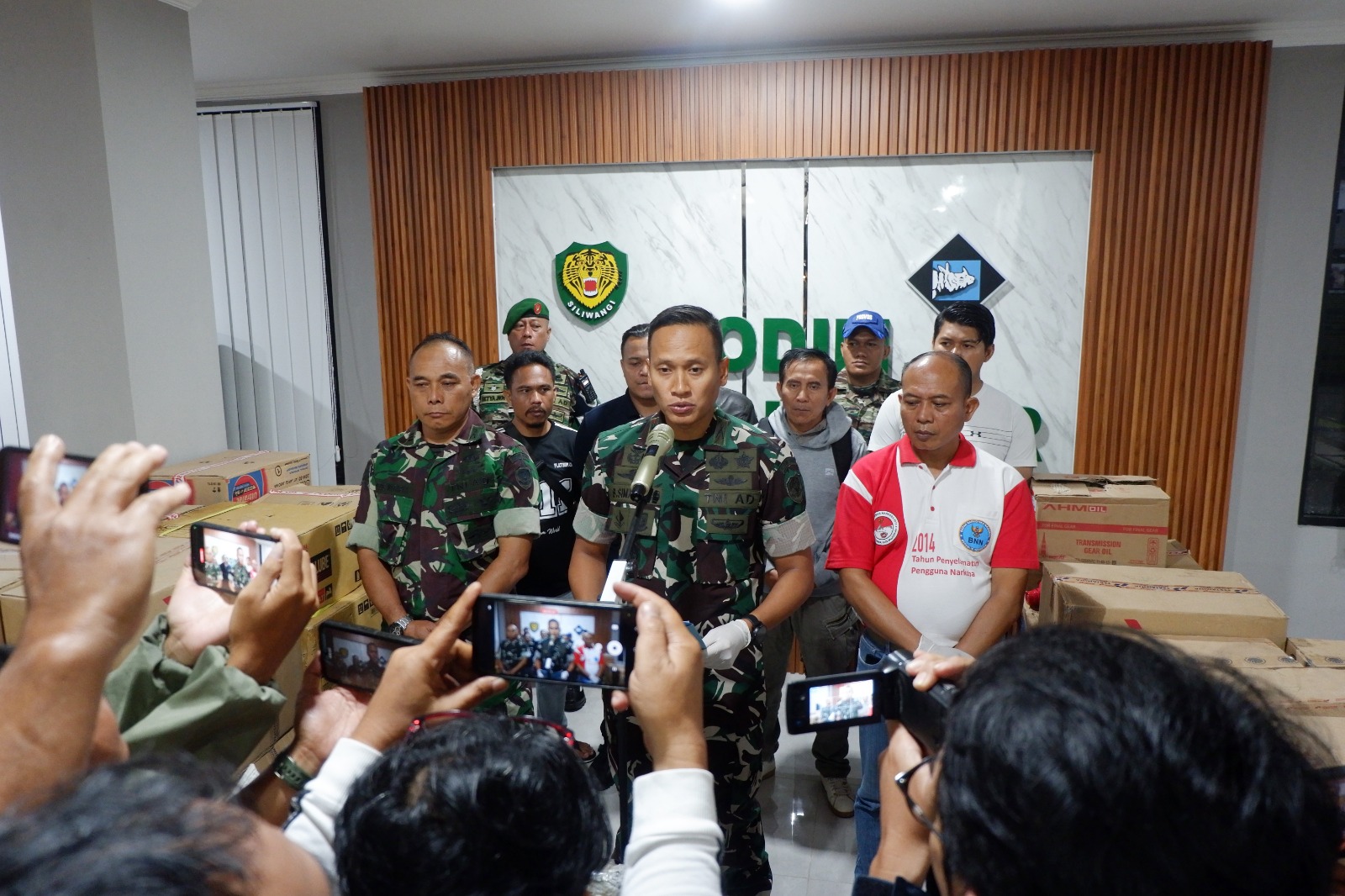 Teks: Dandim 0608 Cianjur memberi pernyataan kepada wartawan setelah operasi penggerebekan oli palsu di Pacet, Kabupaten Cianjur.