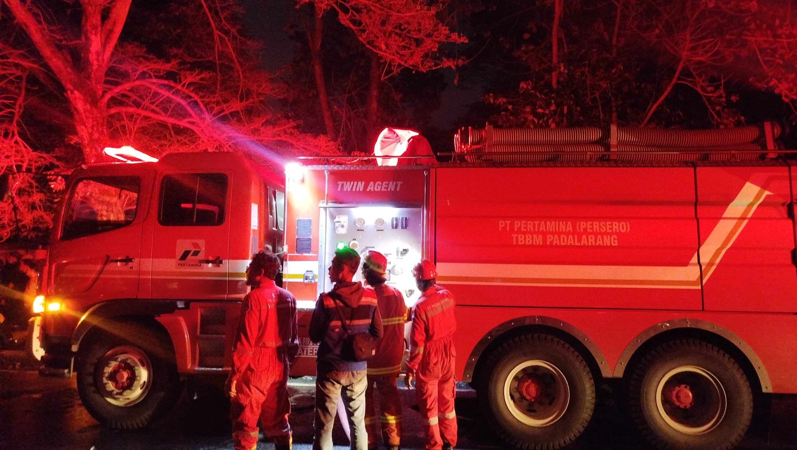 Teks Gambar: Mobil tangki Pertamina TBBM Padalarang membawa cairan AF3 membantu pemadaman kebakaran truk BBM di Bundaran Pasirhayam, Cianjur.