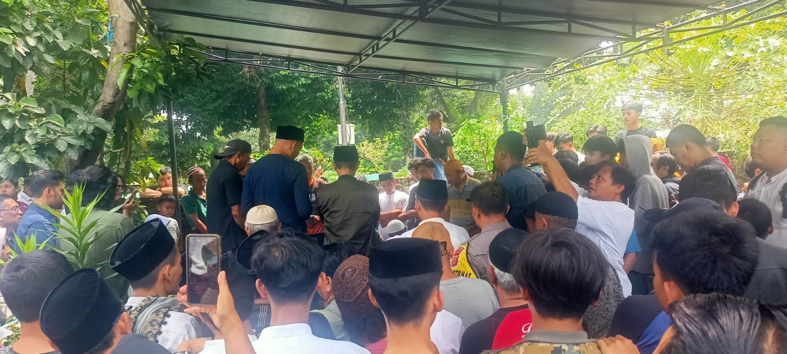 Teks: Warga dan keluarga mengiringi pemakaman korban kebakaran truk tangki BBM Cianjur, M Rivan.
