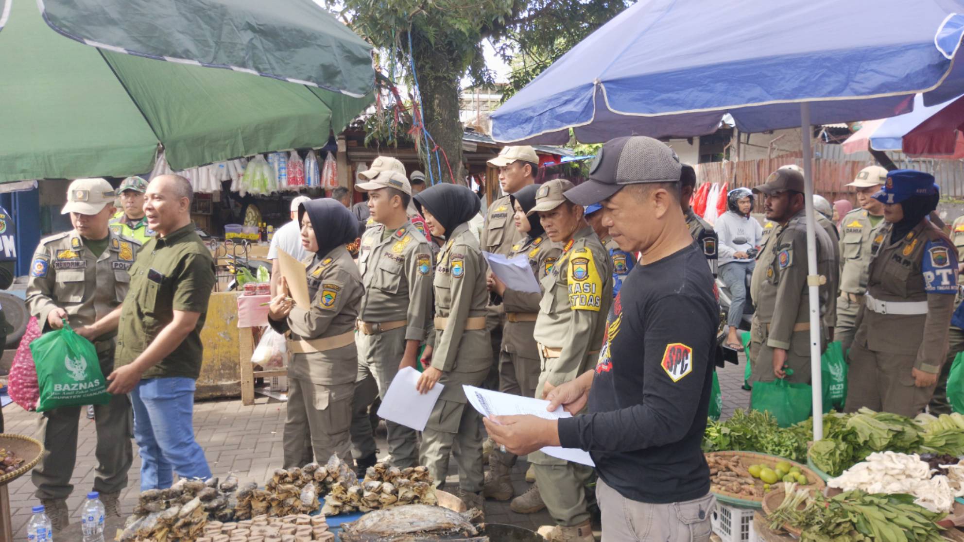 Teks: Petugas Satpol PP Cianjur menurunkan 130 personel gabungan untuk pengamanan pemberian SP3 kepada pedagang Bojongmeron.