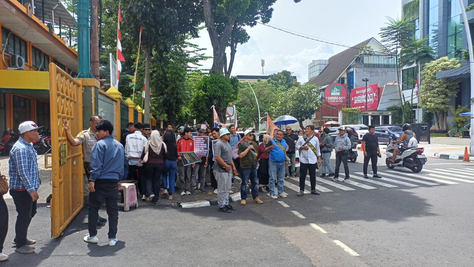 Teks: Massa PAMALI Cianjur melakukan aksi damai di depan gerbang Kejaksaan Agung RI.
