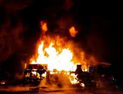 Damkar Cianjur Diterjunkan Penuh, Kobaran Api Truk Tangki BBM Menggila di Bundaran Pasirhayam