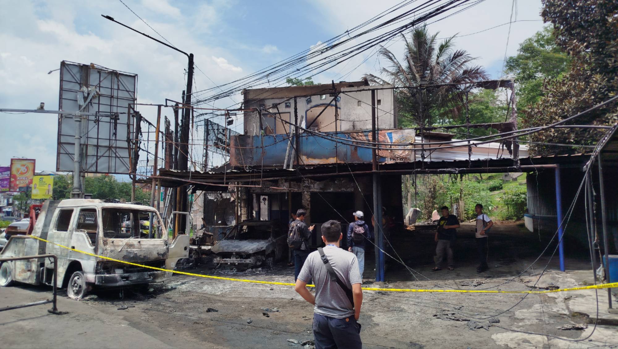 Teks: Bangunan pos polisi di Bundaran Pasirhayam, Cianjur, rusak akibat kebakaran truk tangki BBM yang terguling dan meledak.