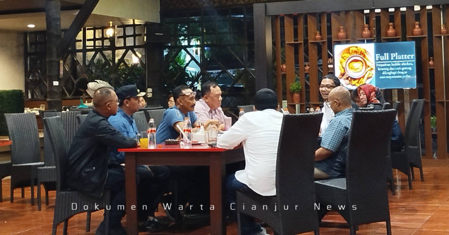 Teks: Pejabat Pemkab Cianjur dan direksi Pertamina Patra Niaga makan malam bersama bahas tanggung jawab pascakebakaran truk tangki BBM.