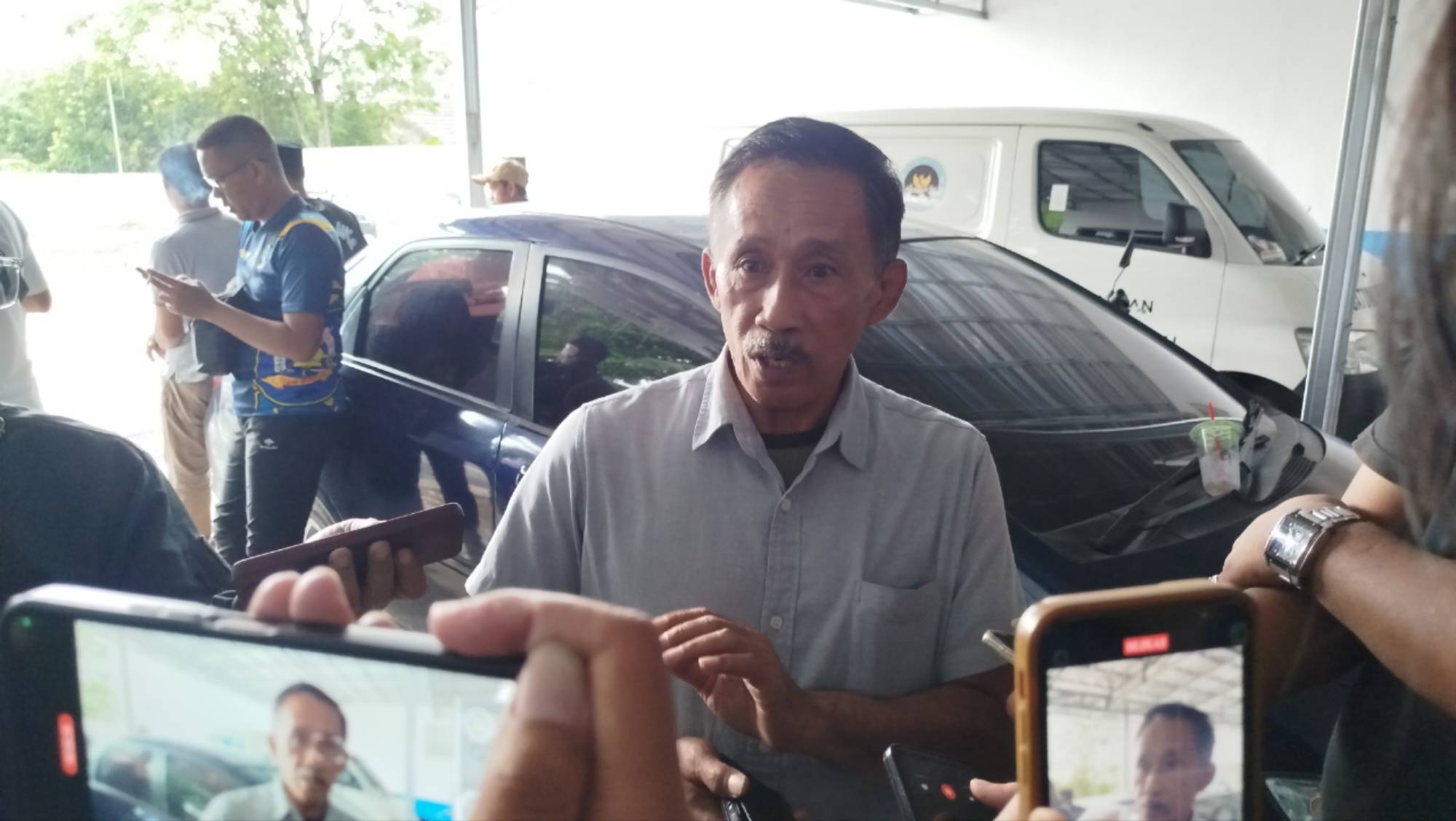 Teks: Kordinator SPPG Kabupaten Cianjur, Yudi Wahyudi, diwawancarai media usai sidak Satgas MBG menindaklanjuti keluhan wali murid soal menu makanan.