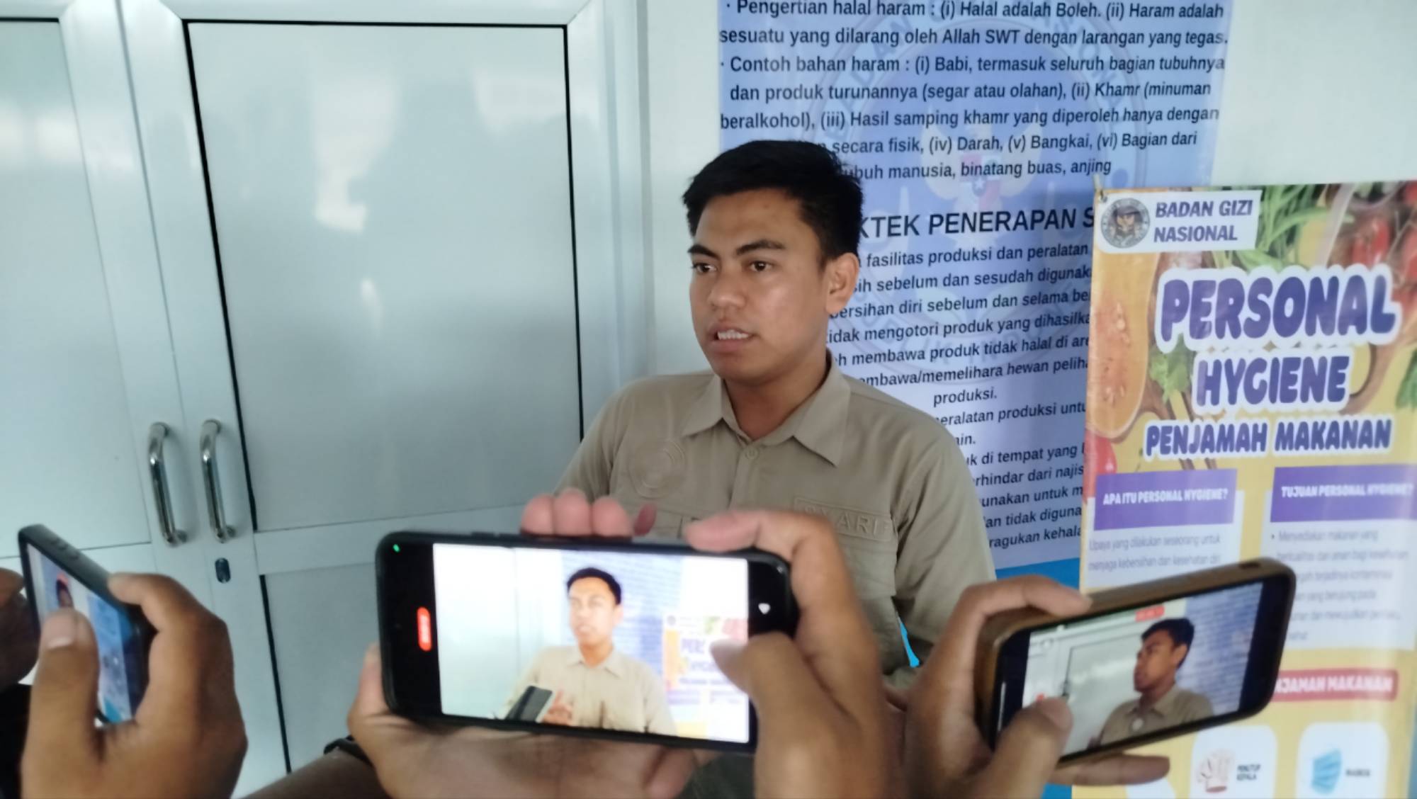 Teks: Kepala dapur SPPG Cimanggu Cianjur, Syarif, diwawancarai media usai sidak Satgas MBG menindaklanjuti keluhan wali murid soal menu makanan.