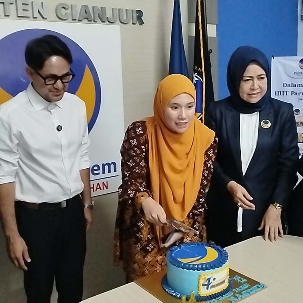 Teks: dr. Najmah Nur Islami didampingi Abi Ramzi memotong kue perayaan HUT ke-14 Partai NasDem di Kantor DPD Partai NasDem Cianjur di Kantor DPD Jalan KH Abdullah Bin Nuh, Selasa (11/11/2025).