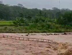 Jembatan Merah di Tanggeung Hanyut Diterjang Banjir Sungai Cibuni