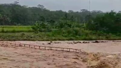 Jembatan Merah di Tanggeung Hanyut Diterjang Banjir Sungai Cibuni
