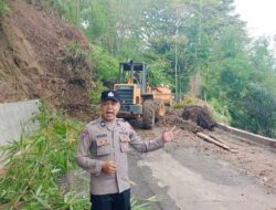 Ruas Jalan Cigadog di Tanggeung Tertutup Longsor, Alat Berat Mulai Bersihkan Material