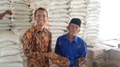 Pemdes Hegarmanah Salurkan Bantuan Pangan untuk Ratusan KPM