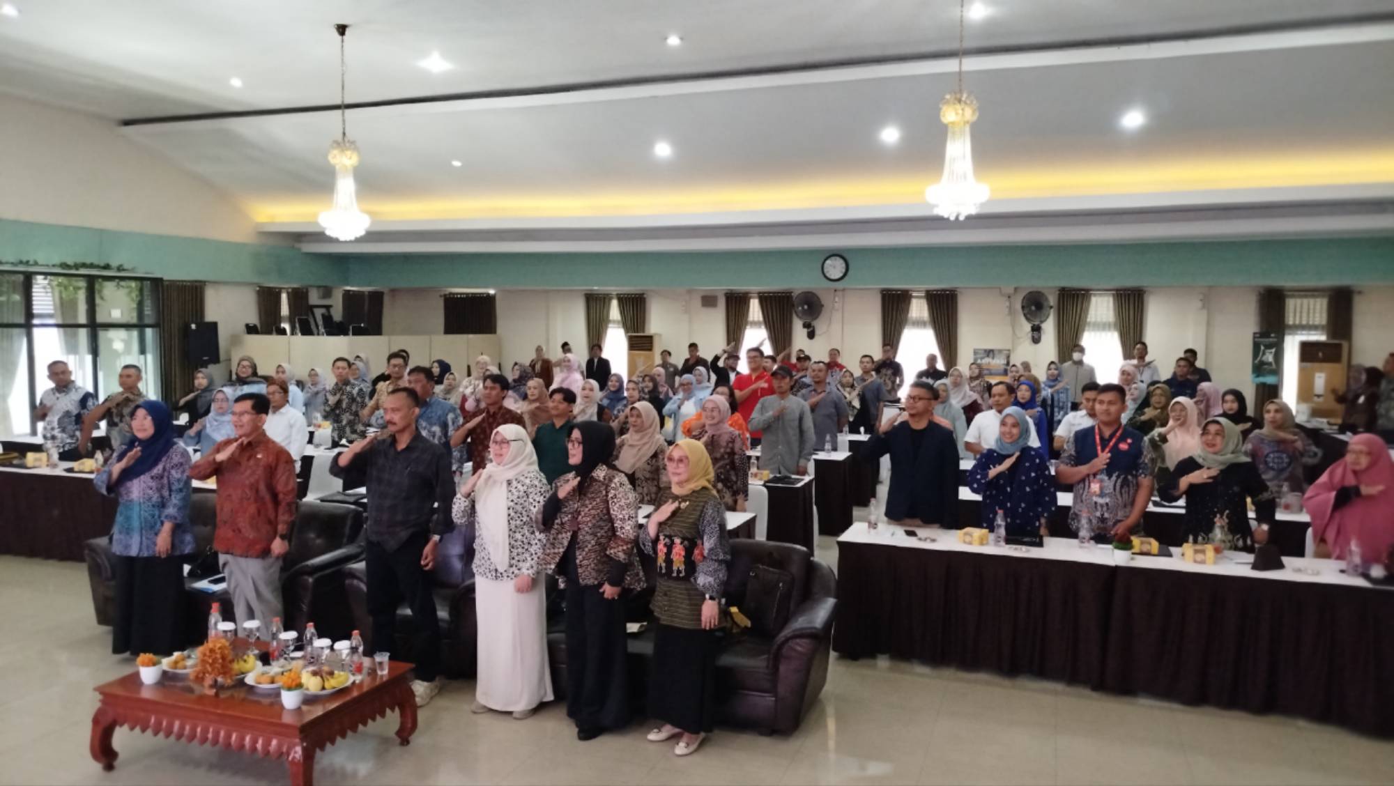 Teks: Peserta UMKM dan pejabat Diskumdagin Cianjur mengikuti pembukaan Temu Bisnis UMKM di Aula Hotel Grand Bydiel.
