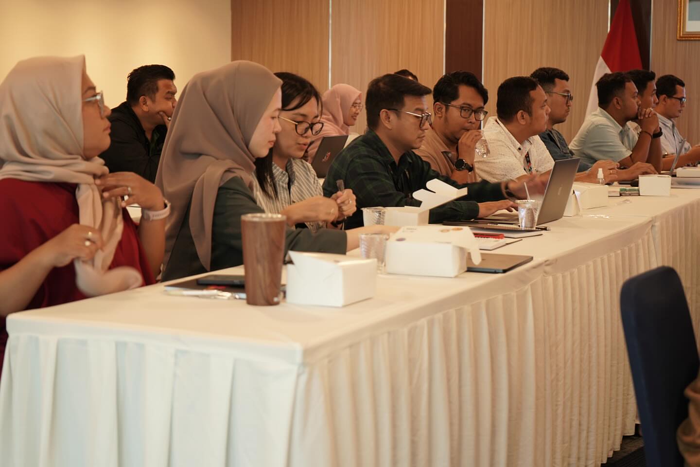 Teks: Peserta AirNav Muda duduk berjajar di meja rapat saat mengikuti workshop pengembangan kapasitas generasi muda AirNav Indonesia pada Kamis 27 November 2025.