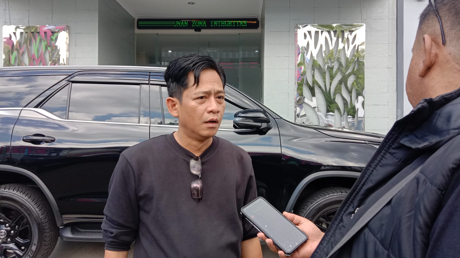 Teks: H. Adlan Tavtazani saat memberikan keterangan kepada wartawan usai memenuhi undangan di Kantor Imigrasi Cianjur.