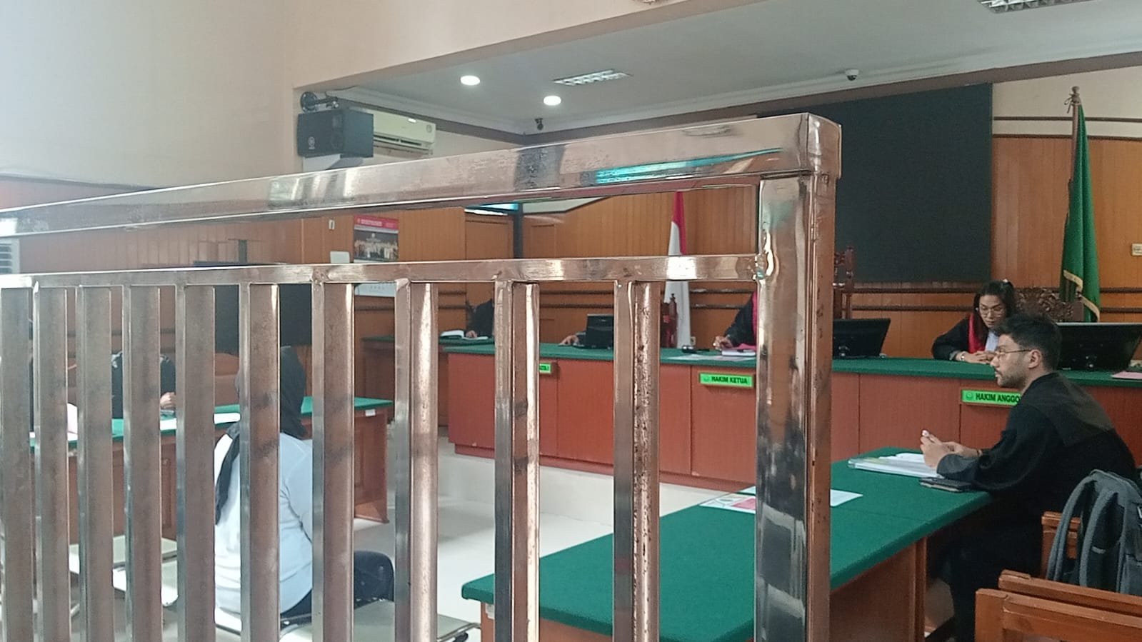 Teks: Situasi ruang sidang PN Cianjur saat majelis hakim memimpin sidang perkara dugaan penggelapan uang dengan terdakwa RF.