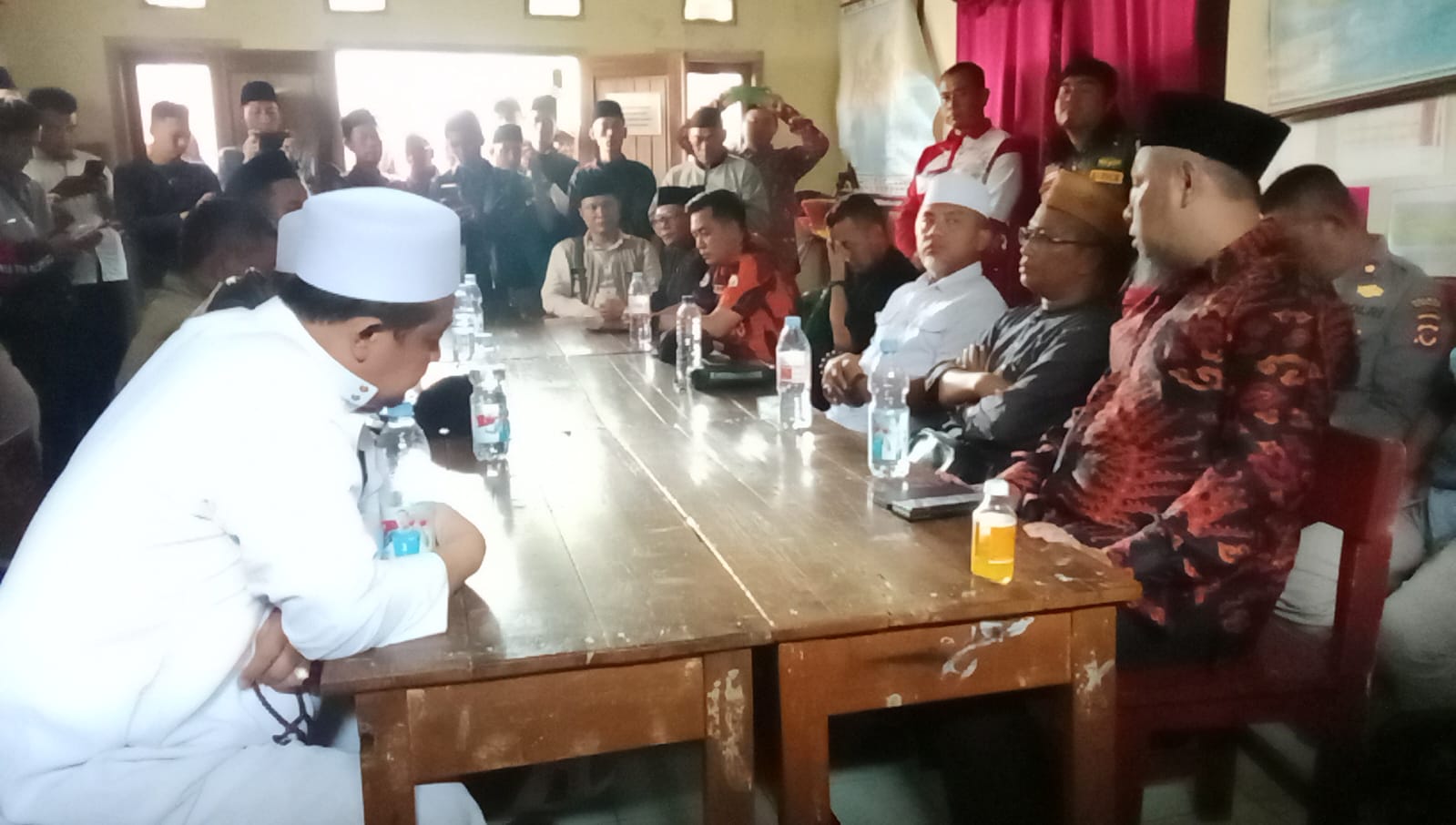 Teks: Pertemuan sejumlah ormas, aparat, dan tokoh masyarakat di Kecamatan Cibeber terkait penolakan kegiatan Ahmadiyah di Cianjur.
