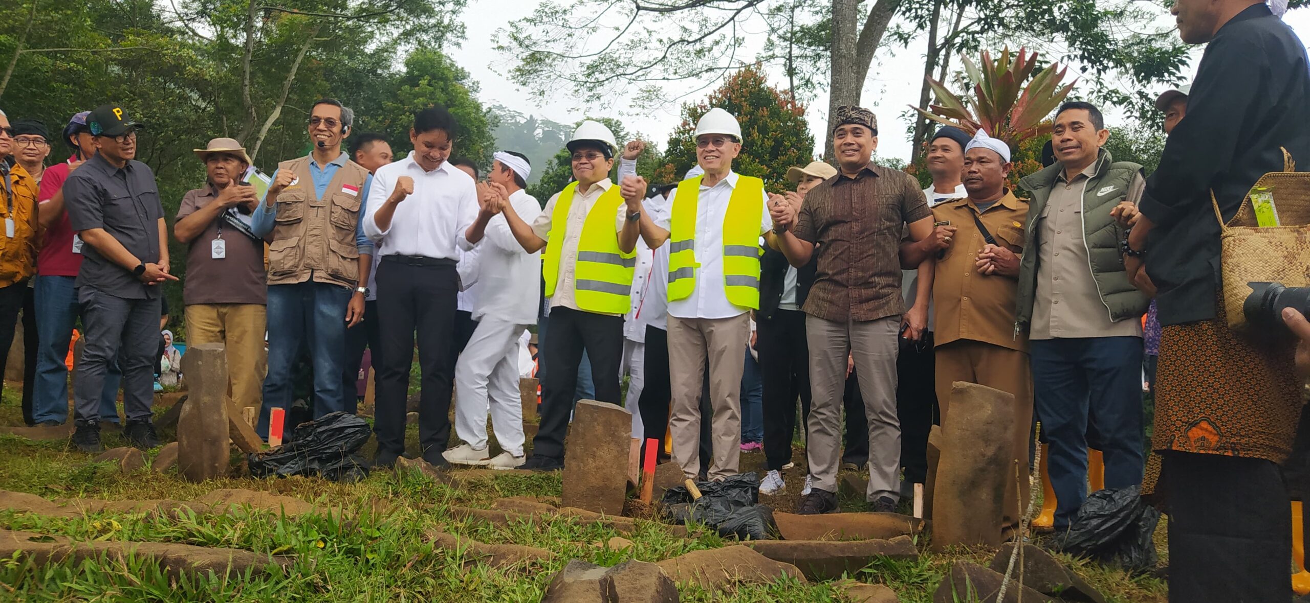 Teks: Bupati Cianjur Dr. Wahyu Ferdian mendampingi Dirjen Kemenbud Restu Gunawan dalam kegiatan rekonstruksi Situs Cagar Budaya Gunung Padang Cianjur