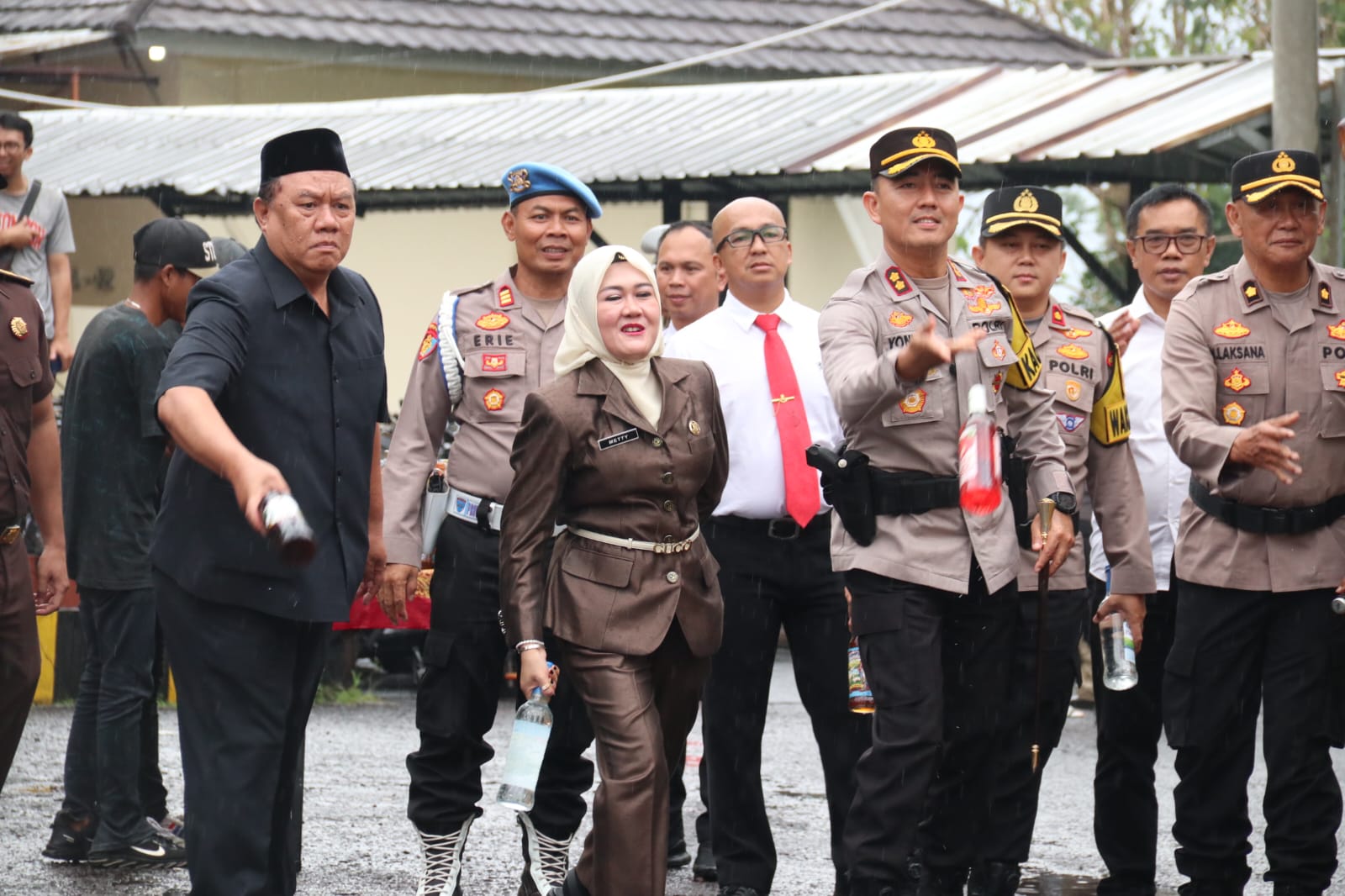 Teks: Kapolres Cianjur bersama Ketua DPRD dan Sekda Cianjur memusnahkan barang bukti miras dan knalpot brong.