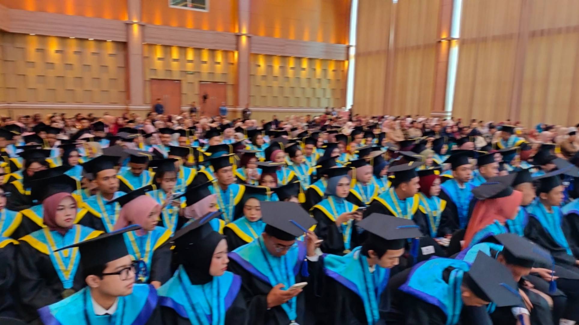 Teks: Ratusan wisudawan UNPI duduk berbaris mengikuti prosesi Wisuda XXI di Hotel Le Eminence Ciloto.