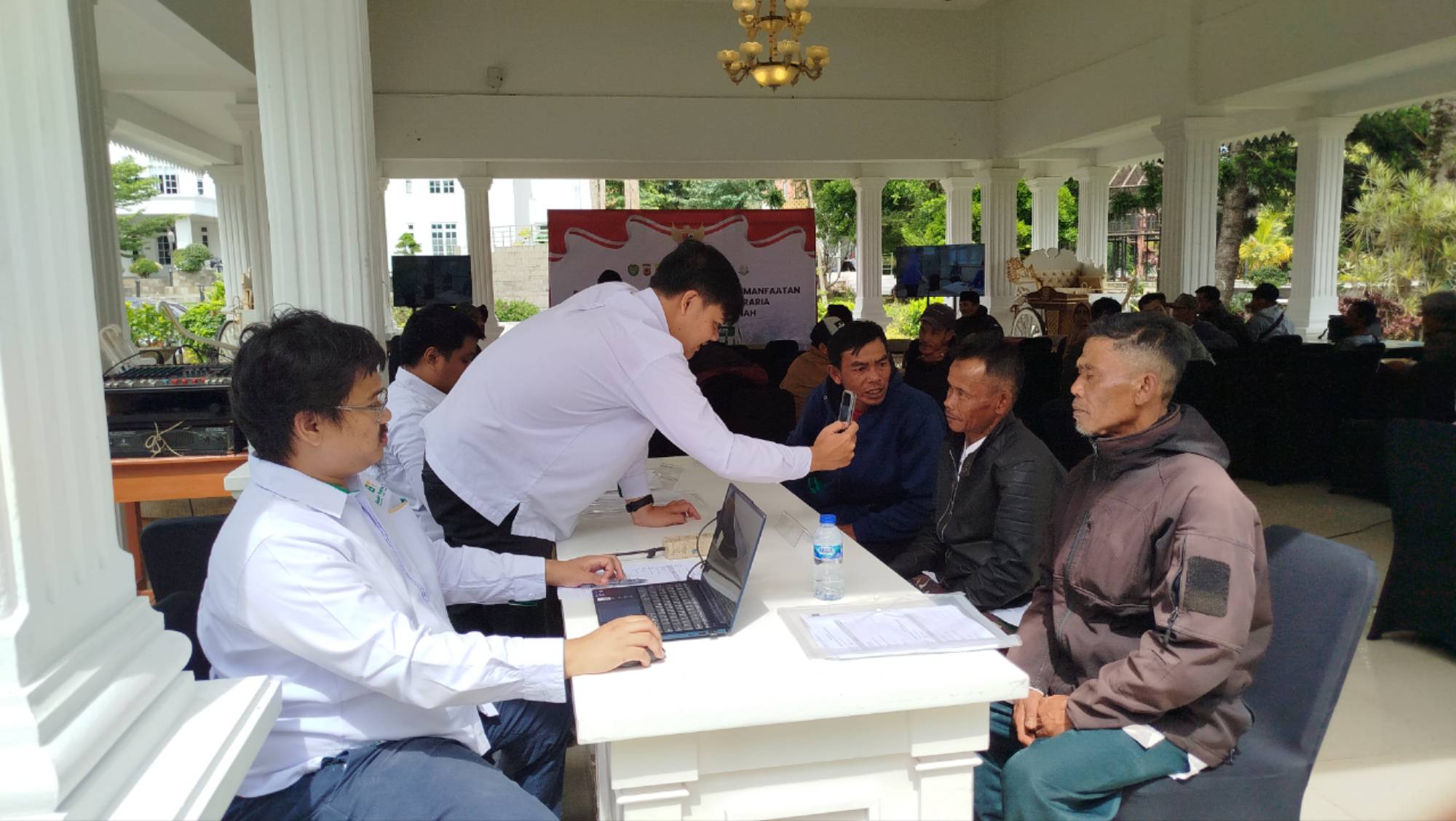 Teks: Warga Cianjur mengikuti proses penandatanganan perjanjian pemanfaatan tanah sebagai bagian dari program reforma agraria tahap pertama.