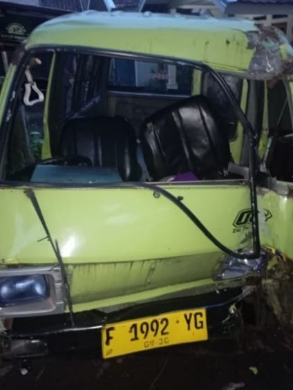Teks: Tampak depan Suzuki Carry F 1992 YG rusak parah usai kecelakaan tunggal di Cilaku, Cianjur.