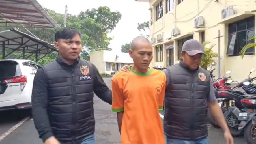 Teks: Petugas PPA Polres Cianjur menggiring terduga pelaku ke sel tahanan titipan.